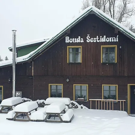 Bouda Sestidomi بيت للعطل Strážné
